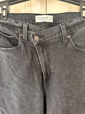 Abercrombie & Fitch Women’s Black High-Rise Straight Jeans
